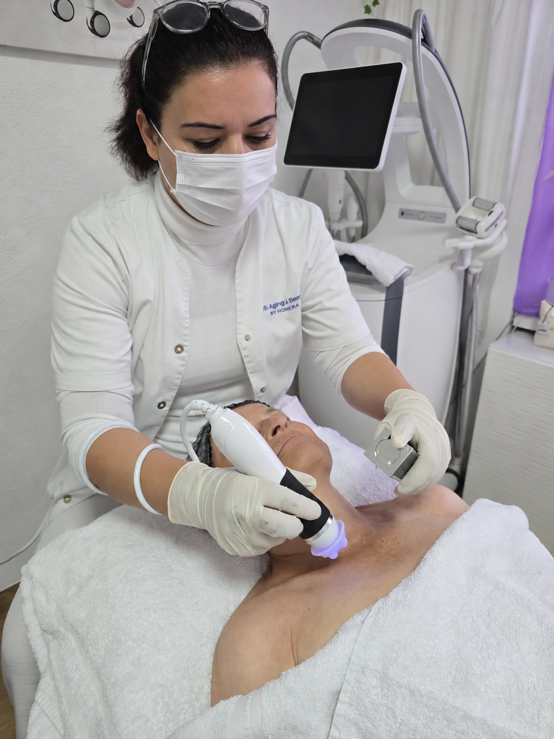 Homeira bei einer Behandlung bei Trudel Beauty